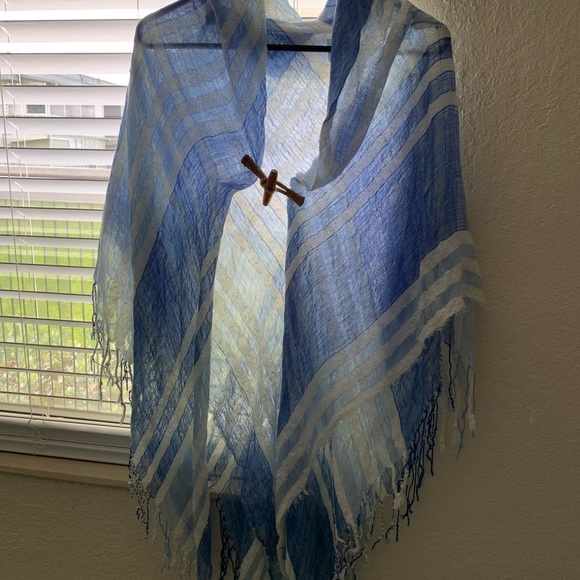 SOLD Shawl/poncho - Picture 2 of 9